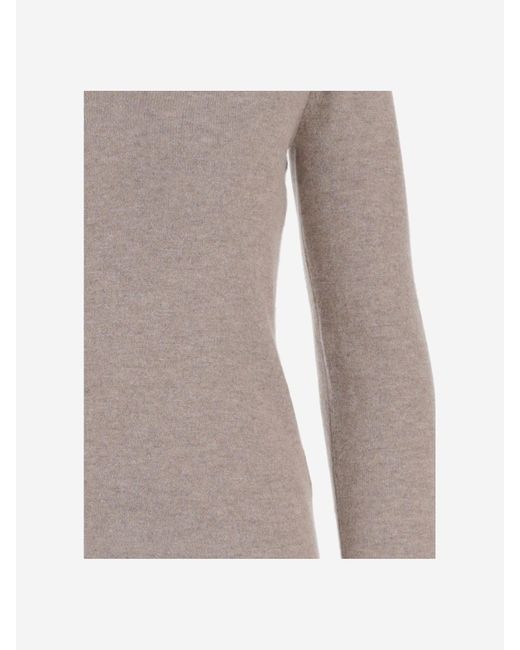 Allude Gray Gegen Kaschmirpullover anspielend