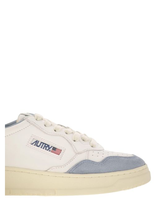 Autry Medaillewinnaar Laag Wit Leer En Suède Sneakers In Poeder in het White