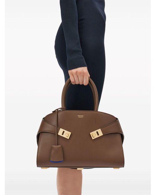 Petit Sac À Main Hug En Cuir Ferragamo en coloris Brown