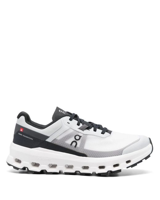 On Shoes White Sehen Sie bei der Ausführung von Cloud zwei.