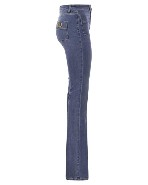 Jeans zabetta franchi zampe con piastre logo di Elisabetta Franchi in Blue