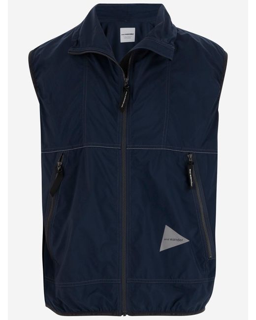 Et projeter le gilet d'hiver avec le logo And Wander en coloris Blue
