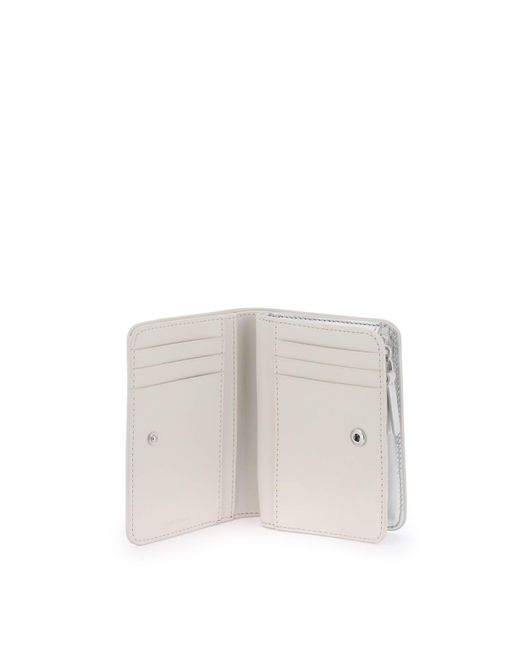 Le mini-portefeuille compact métallique monogramme Marc Jacobs en coloris White
