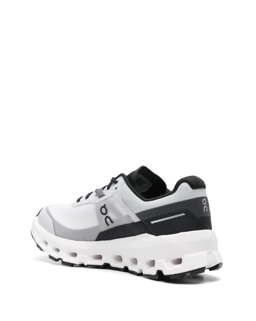 On Shoes White Sehen Sie bei der Ausführung von Cloud zwei.