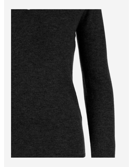 Allude Black Gegen Kaschmirpullover anspielend