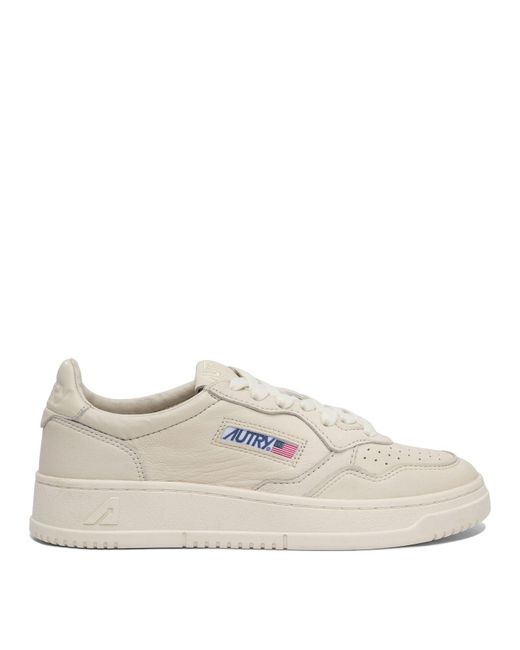 Autry White Turnschuhe und anziehen