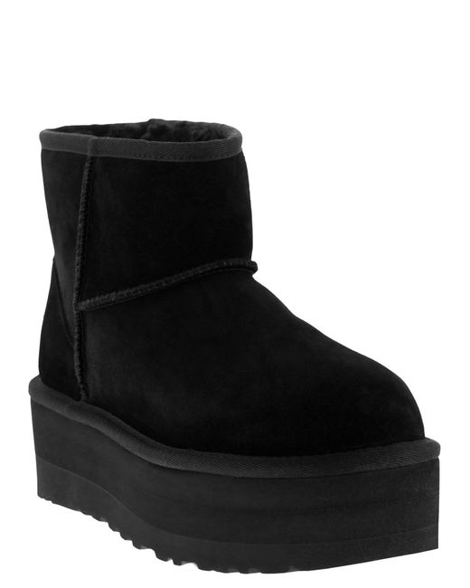 Classic Mini Platform Ankle Boot avec plate-forme Ugg en coloris Black