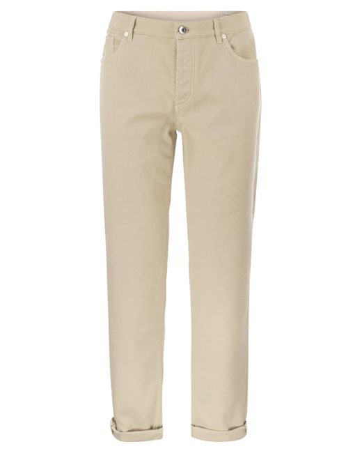 Cinque pantaloni tradizionali tascabili in denim tinto di comfort leggero di Brunello Cucinelli in Natural da Uomo