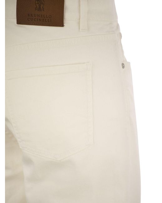 Cinque pantaloni tradizionali tascabili in denim tinto di comfort leggero di Brunello Cucinelli in White da Uomo