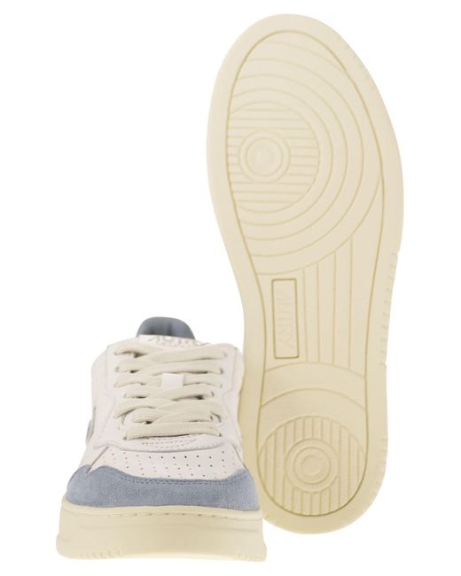 Autry Medaillewinnaar Laag Wit Leer En Suède Sneakers In Poeder in het White