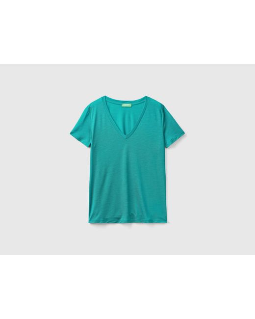T-shirt Scollo A V In Viscosa Sostenibile di Benetton in Blue