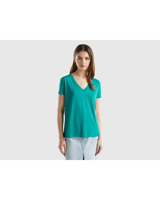 T-shirt Scollo A V In Viscosa Sostenibile di Benetton in Blue