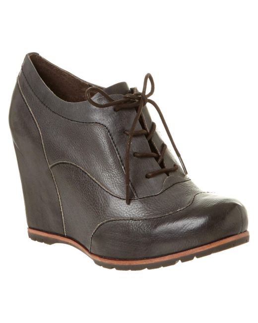 Your Selections If that is the case, Kork Ease boots are the shoes for you. Having had over 60 years to perfect the cork heel, the company does a fantastic job of it. Using full grain leather and a cushioned leather foot bed, each pair of boots is comfortable and durable.