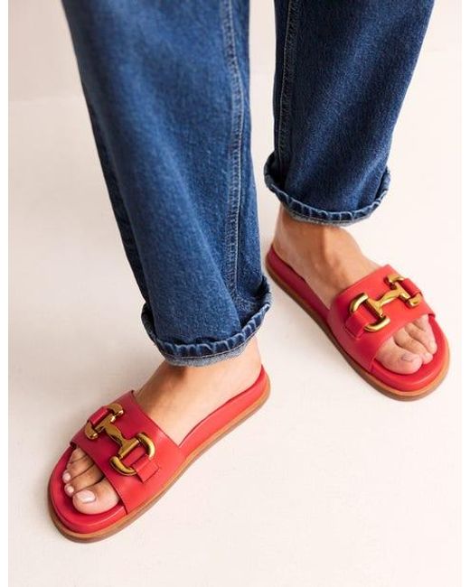 Sandales à enfiler avec mors décoratif Boden en coloris Red