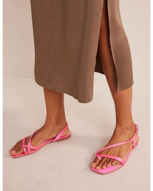 Sandales plates en satin avec passe-orteil Boden en coloris Pink