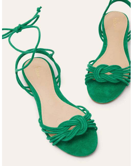 Sandales plates en daim avec nœud Boden en coloris Green