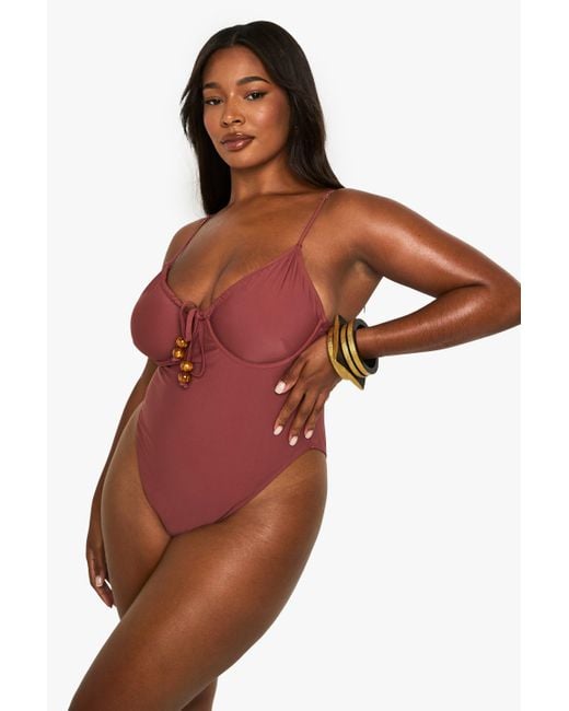 Bañador Plus Con Atadura Frontal Y Cuentas Boohoo de color Red