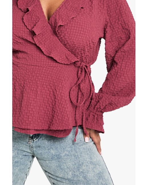 Blusa Plus Texturizada Cruzada Con Volante Y Atadura Boohoo de color Red