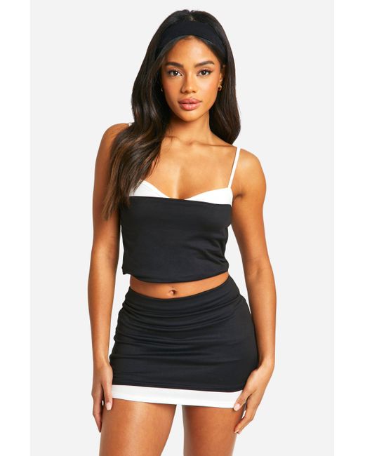 Double Layer Contrast Mini Skirt Boohoo de color Black