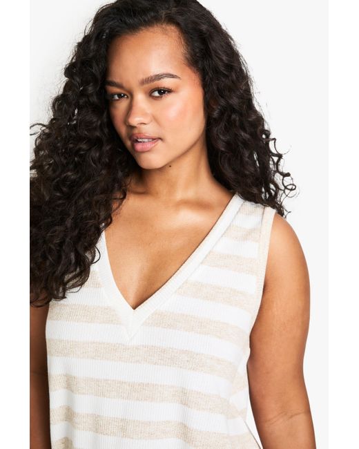Top Plus De Punto Holgado Con Escote De Pico Boohoo de color White