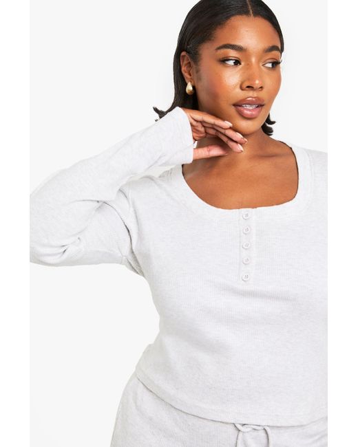 Top Plus Con Botones Y Escote En U Boohoo de color White