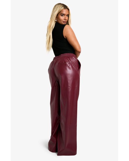 Pantalón Deportivo Plus De Pernera Ancha Y Cuero Sintético Con Cintura Elástica Boohoo de color Red