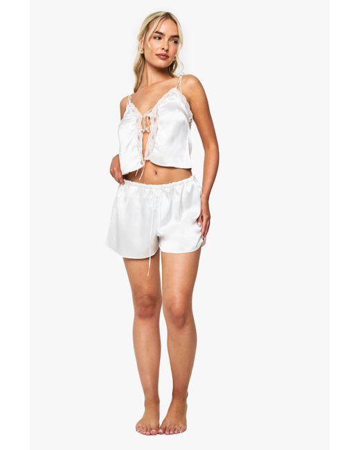 Pantalón Corto De Raso Estilo Novia Boohoo de color White