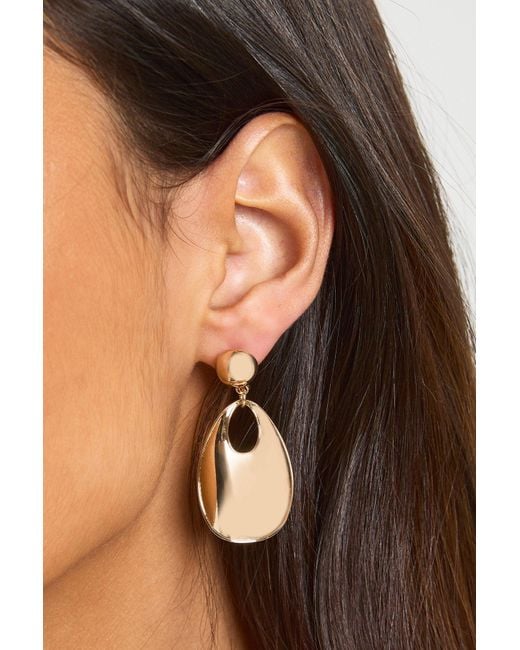 Abstract Pendant Drop Earrings Boohoo de color Black