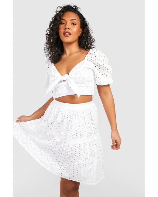 vest skør bryst Boohoo Plus Eyelet Tie Front Top & Skater Skirt Two-piece in White | Lyst