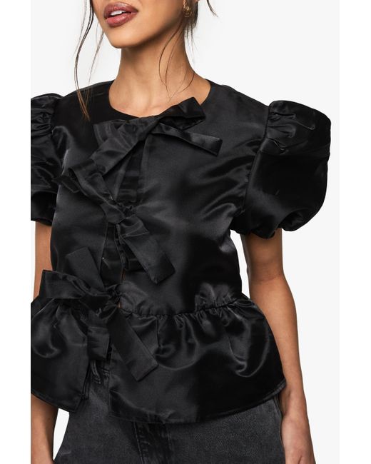 Top Holgado De Tafetán Con Mangas Abullonadas Y Atadura Frontal Boohoo de color Black