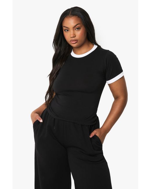 Camiseta Plus Ajustada Con Ribetes En Los Filos Boohoo de color Black