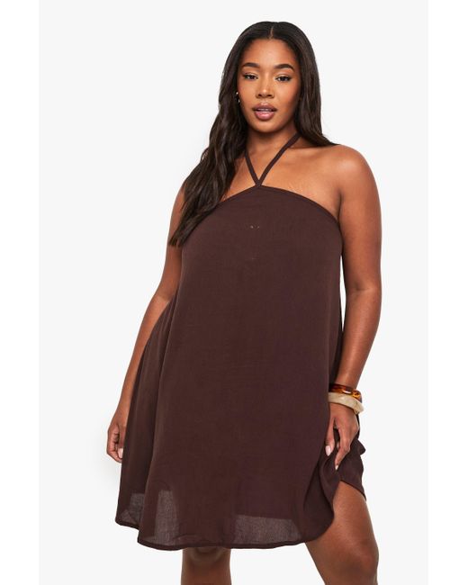 Vestido Plus Mini Para La Playa De Estopilla Con Escote Halter Boohoo de color Brown