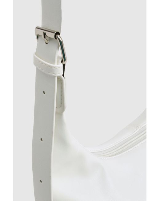 Bolso De Hombro Holgado Con Hebilla Boohoo de color White