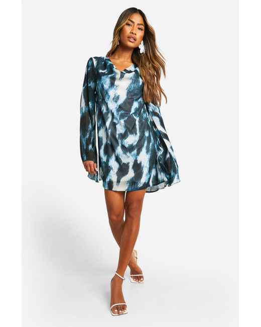 Abstract Chiffon Cowl Neck Mini Dress Boohoo de color Blue