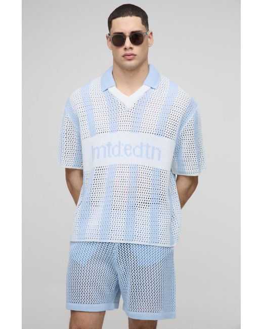 Conjunto De Pantalón Corto De Croché Con Estampado De Fútbol Y Escote De Pico Boohoo de color Blue