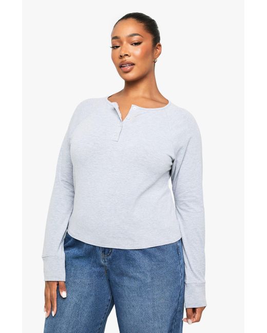 Top Plus De Algodón Recto Con Cuello Henley Y Botones Boohoo de color White