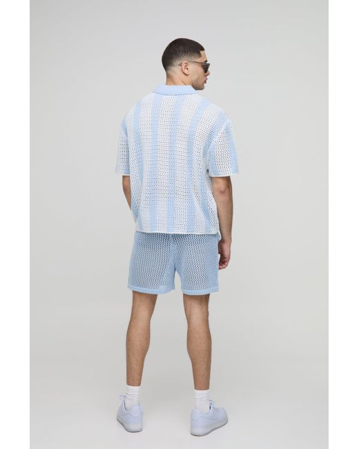Conjunto De Pantalón Corto De Croché Con Estampado De Fútbol Y Escote De Pico Boohoo de color Blue