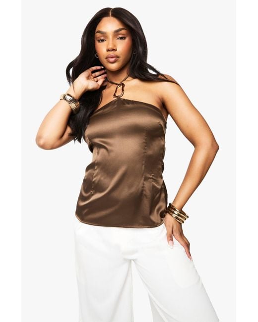 Top De Raso Con Escote Halter Y Ribete Dorado Boohoo de color White