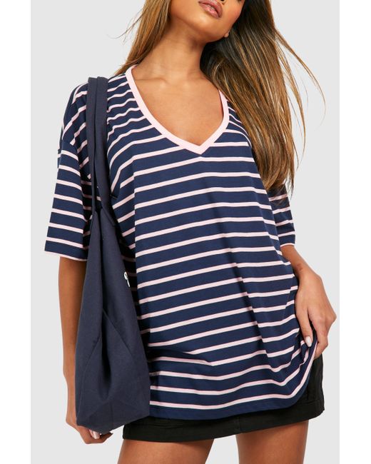 Short Sleeve V Neck Striped T-Shirt Boohoo de color Blue