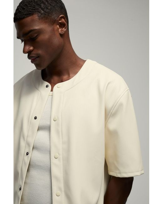 BoohooMAN Geprägtes Oversize PU Baseball-Hemd in Natural für Herren