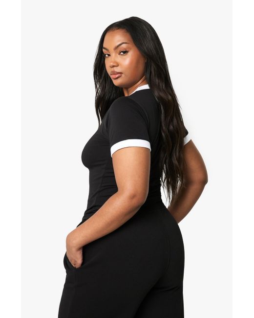 Camiseta Plus Ajustada Con Ribetes En Los Filos Boohoo de color Black