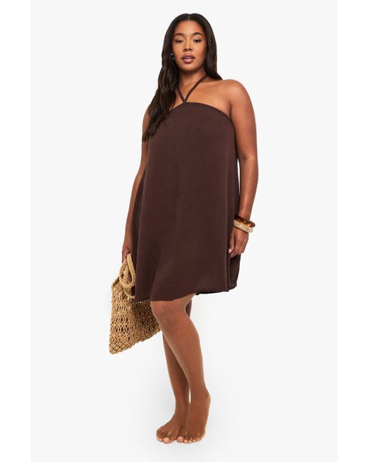 Vestido Plus Mini Para La Playa De Estopilla Con Escote Halter Boohoo de color Brown