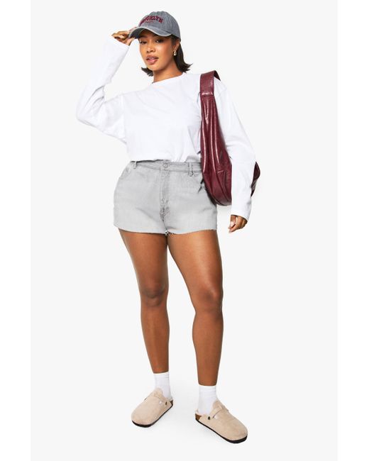 Pantalón Corto Plus Vaquero Con Bajo Sin Acabar Boohoo de color White