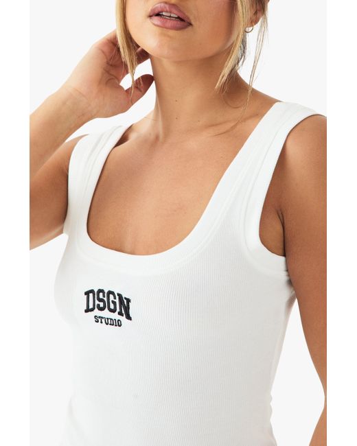 Camiseta De Canalé Con Bordado Dsgn Studio Collegiate Boohoo de color White