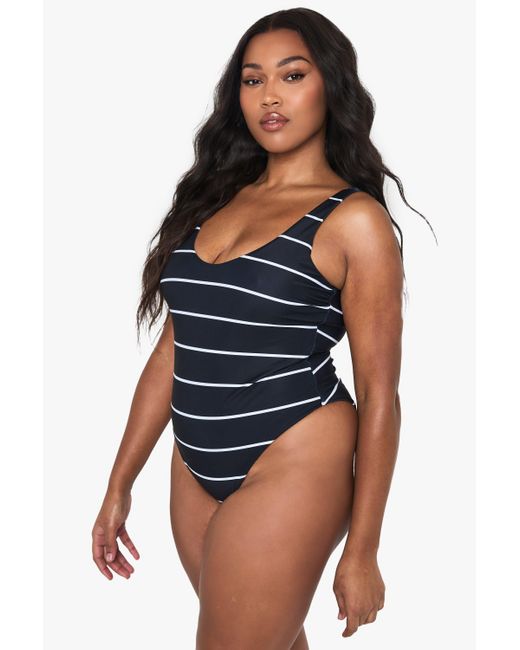 Bañador Plus Essentials De Rayas Con Escote En U Boohoo de color Blue