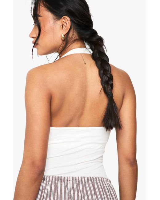 Top De Canalé Suave Y Acolchado Con Escote Halter Pronunciado Boohoo de color White
