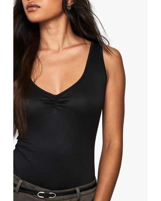 Body Súper Suave Con Escote De Pico Y Pecho Fruncido Boohoo de color Black