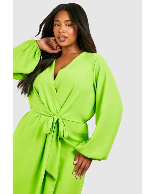 Plus Textured Satin Tie Detail Maxi Dress Boohoo de color Green