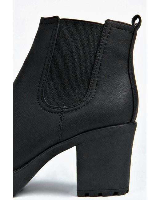 boohoo chunky heel chelsea boot