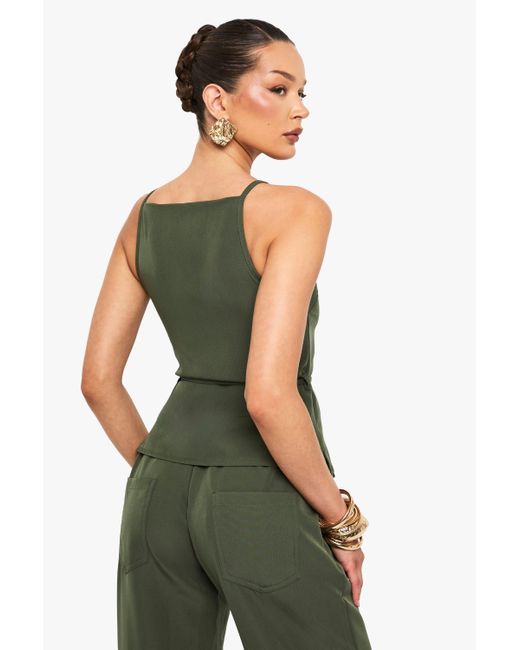 Top De Tela De Tirantes Con Cuello Alto Y Atadura En La Cintura Boohoo de color Green